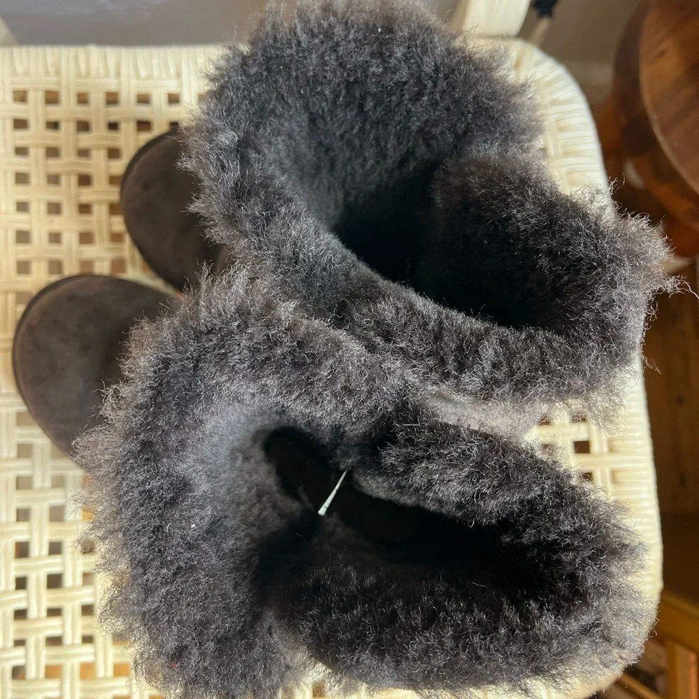 UGG Australia Bailey Button Boots Women’s 7 Brown Sheepskin Fur Lined Winter